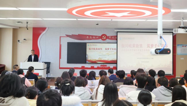 10月29日下午，集團公司黨委書記、董事長周榮應(yīng)邀為甘肅中醫(yī)藥大學(xué)師生講授專題思政課。甘肅中醫(yī)藥大學(xué)黨委常委、副校長公海龍主持授課活動。周榮圍繞“振興岐黃故里筑夢千年藥鄉(xiāng)”主題，從深刻把握歷史脈絡(luò)，充